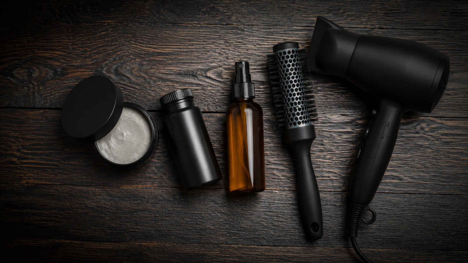 Les produits mats et le sèche-cheveux remplacent avantageusement les gels et pommades brillantes.